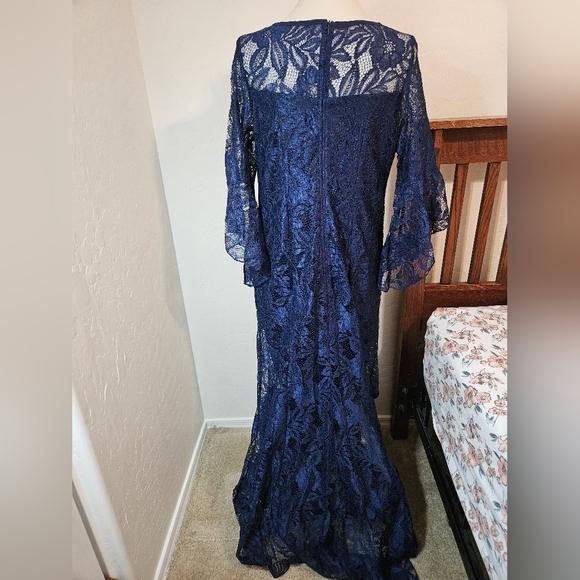 Elegant Navy Lace Dress - Picture 3 of 5